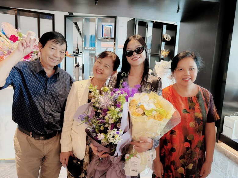 Ca sĩ Suni Hạ Linh bên bố mẹ và chị gái.