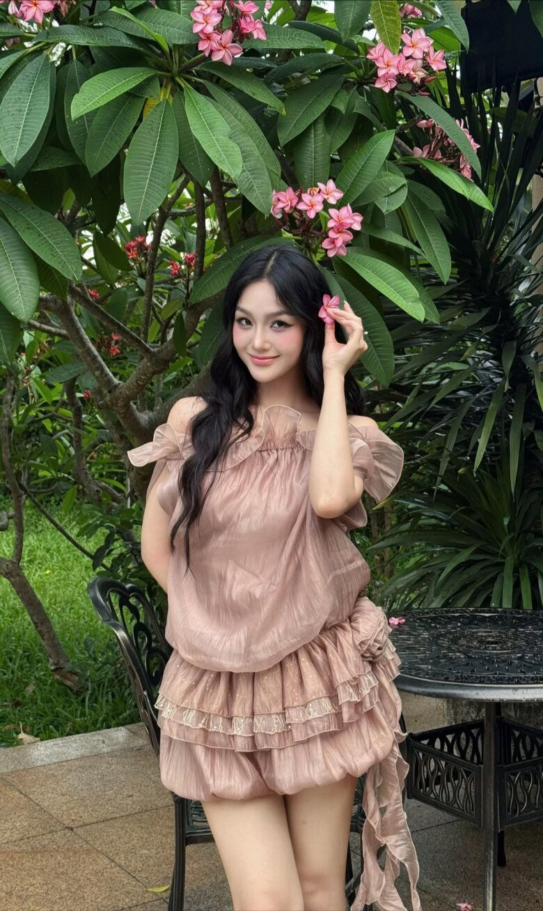 Ngoại hình giúp cô có thêm cơ hội nhưng cũng khiến cô phải đối diện với nhiều định kiến.