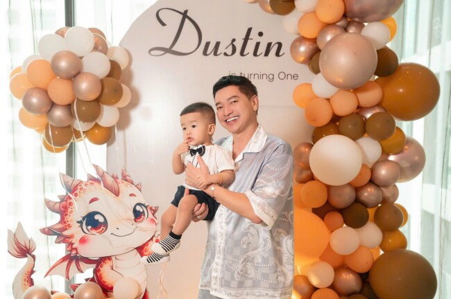 Nam diễn viên đã phải học lại từ đầu để chăm sóc tốt cho con trai Dustin.