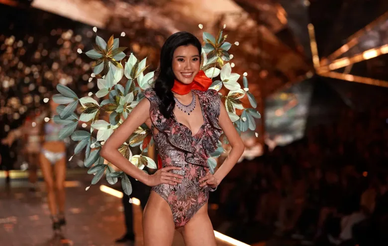 Hề Mộng Dao là một trong số ít người mẫu gốc Hoa bước lên sàn diễn Victorias Secret.