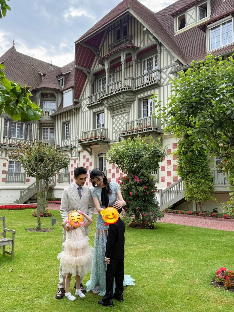 Hai con của cặp đôi đến làm quen với địa điểm tổ chức trước khi đảm nhận vai trò phù dâu, phù rể.