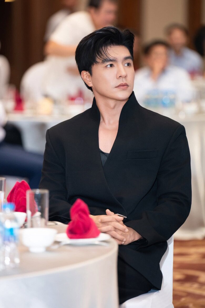 Steven Nguyễn (tên thật là Nguyễn Huy, sinh năm 1991) là bông hoa nở muộn của điện ảnh Việt.