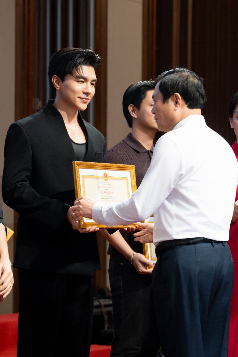 Steven Nguyễn có vinh dự đón nhận Bằng khen của Bộ trưởng Bộ Quốc phòng nhờ vai Trung tá Đào Minh Kiên trong Không Giới Hạn.
