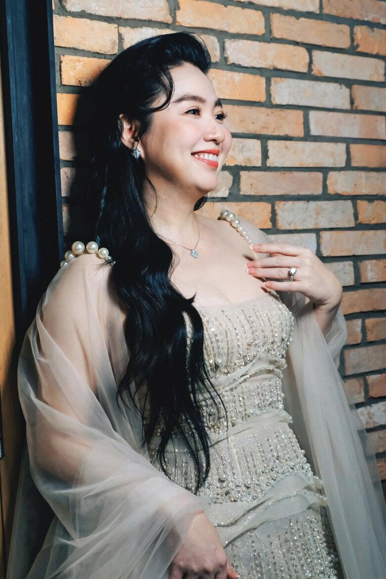 Lê Khánh bắt đầu từ sân khấu kịch rồi lấn sang điện ảnh, truyền hình.