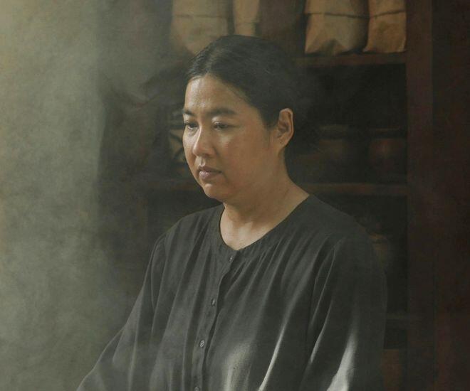 Lê Khánh vào vai bà Tánh - người phụ nữ làm nghề thầy cúng.