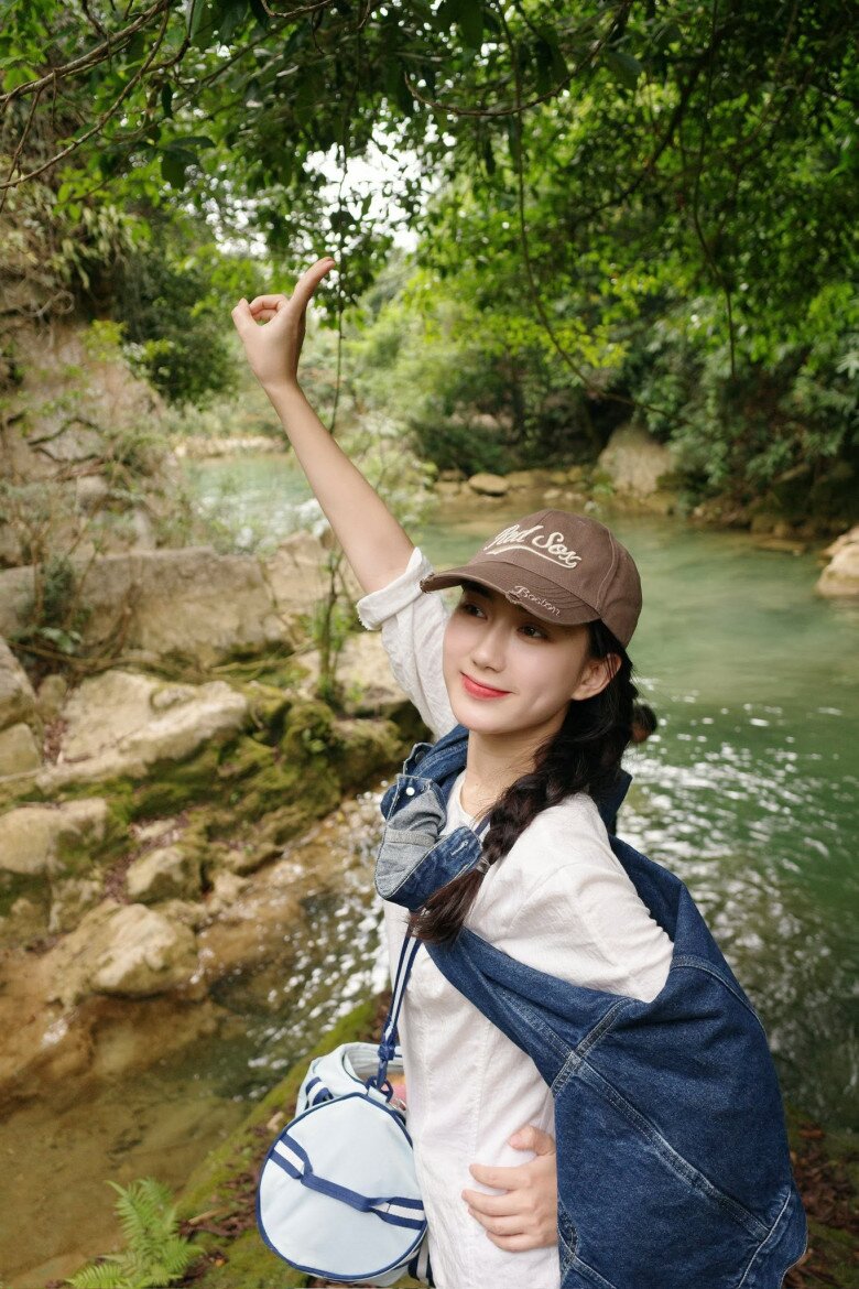 Rời xa ống kính, Thanh Tâm thường chuộng những thiết kế năng động với áo phông, quần jeans đơn giản.