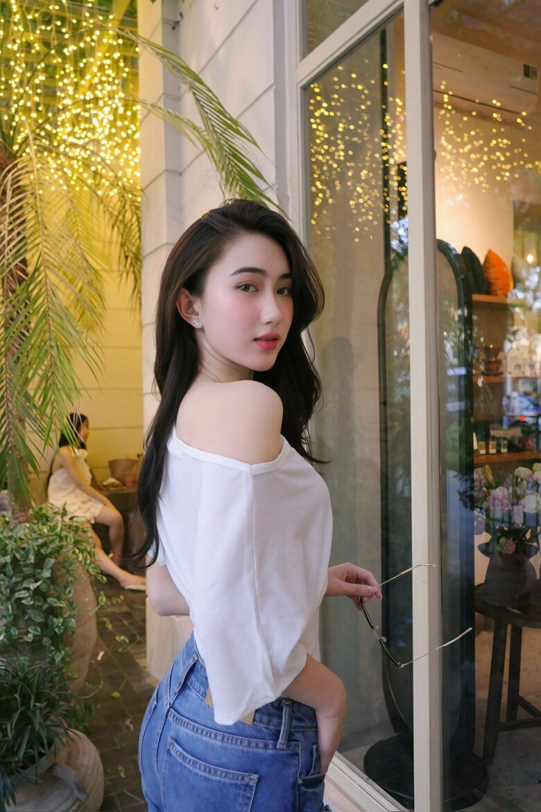 Trong những buổi dạo phố hay cà phê cùng bạn bè, Thanh Tâm thường xuất hiện với layout makeup trong veo, nhấn vào đôi môi căng mọng và lớp nền mỏng nhẹ.
