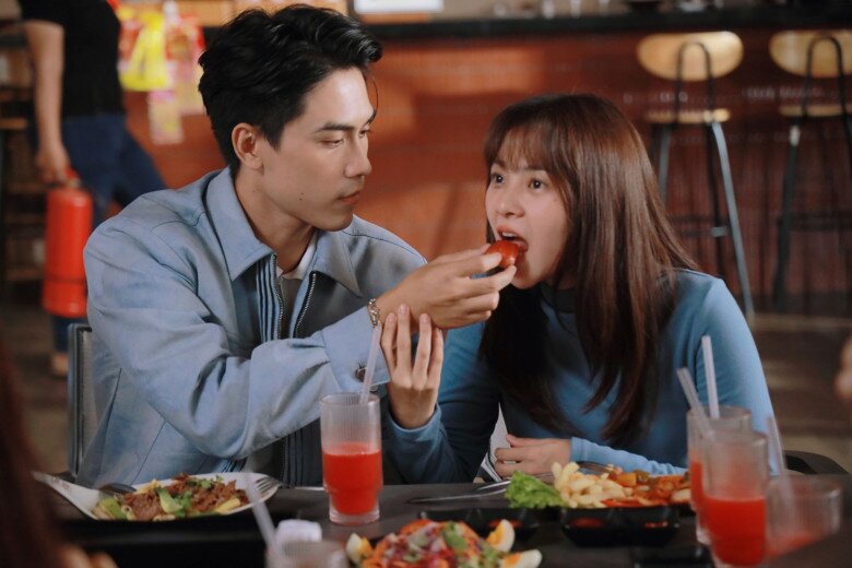 Tam Triều Dâng tiết lộ đã dành sự quan tâm và chia sẻ nhiều kinh nghiệm cho “người tình màn ảnh” Võ Điền Gia Huy từ trước giai đoạn sản xuất dự án.