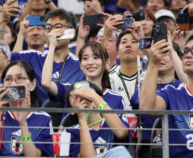 日本代表DF谷口彰悟を支える妻・泉里香 “セーラーマーキュリー”から人気モデル・俳優へ、W杯後に見せた夫婦の抱擁
