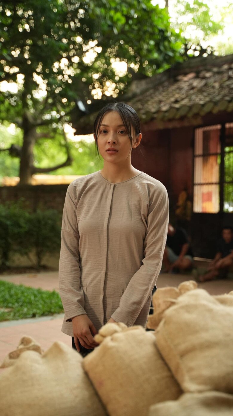Nguyệt là cô gái thảo mai, tham vọng, toan tính cướp chồng người khác.