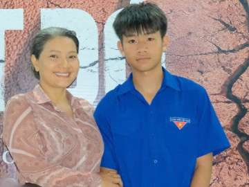 Con trai "nữ hoàng cảnh nóng" Việt: 13 tuổi tay không bắt rắn, 16 tuổi vẫn được mẹ đích thân "tháp tùng"
