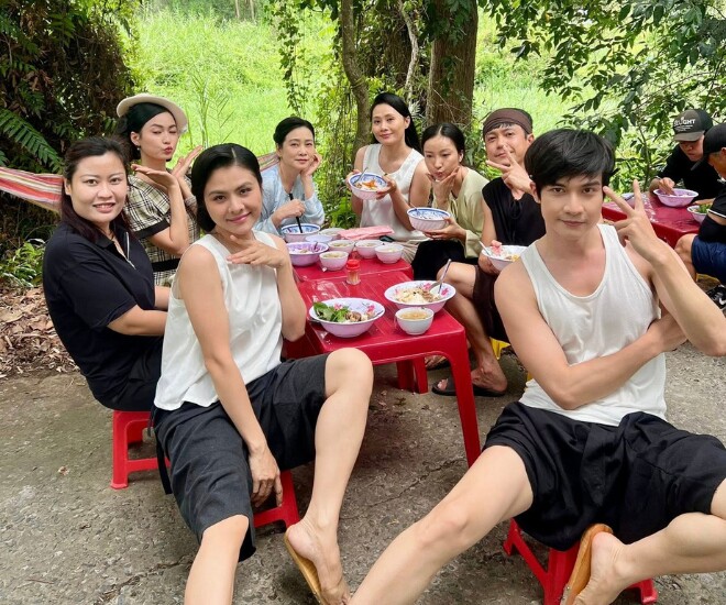 Bộ đôi mẹ bỉm Vân Trang và Thanh Hiền trong hậu trường phim Như hạt mưa sa cùng với các diễn viên.