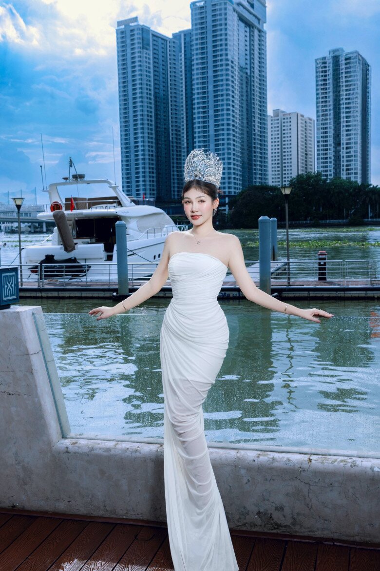 Hoa hậu Lê Âu Ngân Anh sớm quay lại với công việc sau khi sinh con trai đầu lòng.