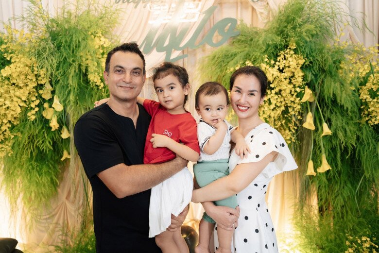 Gia đình đa văn hóa của Võ Hạ Trâm và ông xã người Ấn Độ.