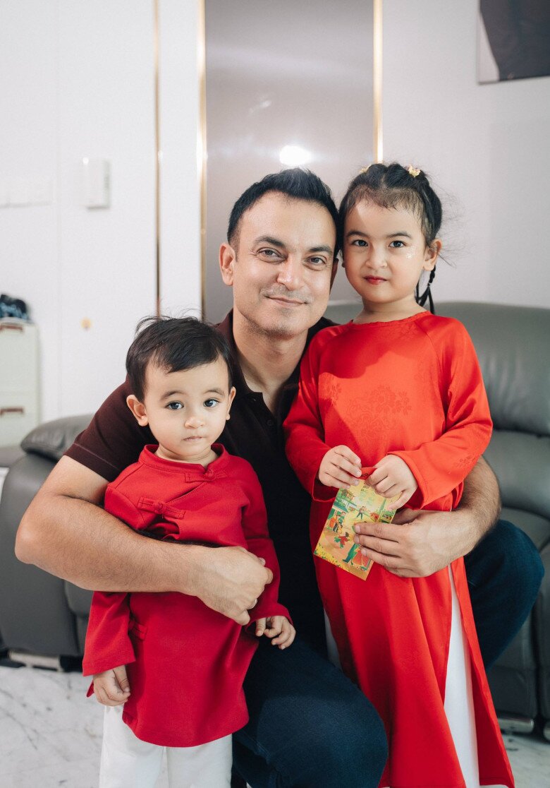 Ông xã ở nhà phụ chăm con cho Võ Hạ Trâm “chạy show”.