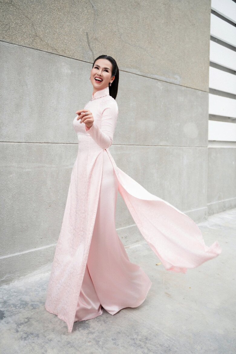 Võ Hạ Trâm còn là giảng viên Thanh nhạc ở Nhạc viện TP.HCM, sở hữu bằng Thạc sĩ.