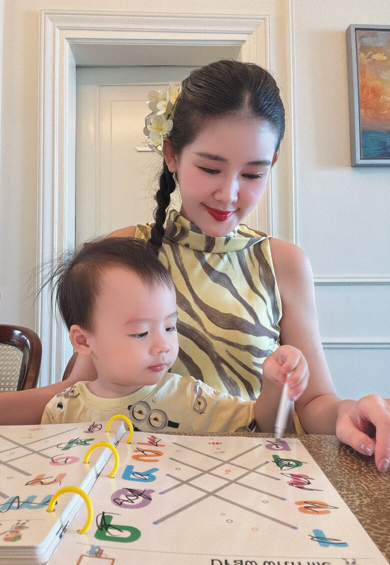 Người đẹp vừa chăm con, vừa làm việc và vừa học lên Tiến sĩ.