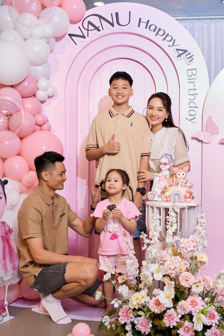 Các con thừa hưởng trọn vẹn nét đẹp của vợ chồng nữ diễn viên.