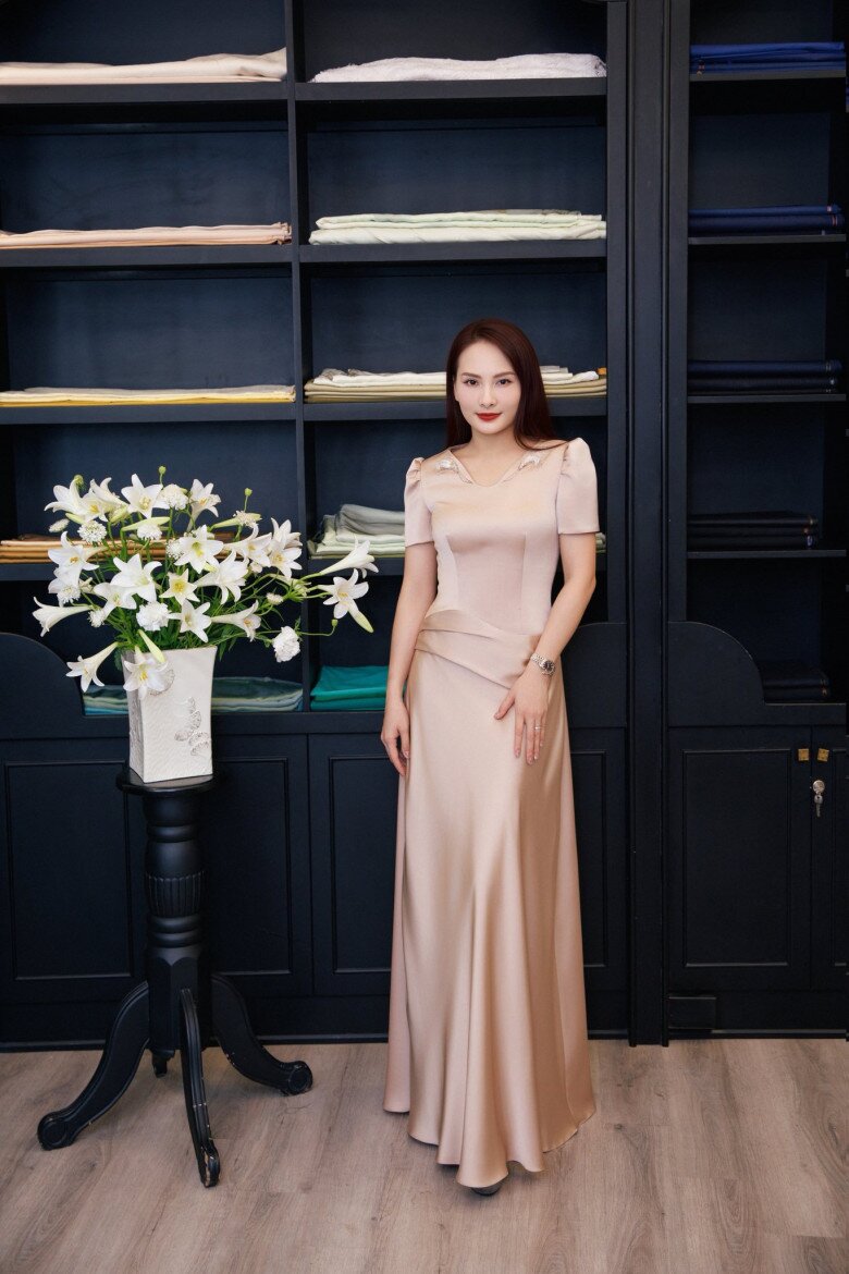 Nữ diễn viên nối nghiệp gia đình, tốt nghiệp Đại học Sân khấu - Điện ảnh Hà Nội.