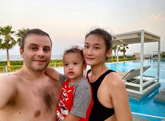 Gia đình hạnh phúc của Kha Mỹ Vân và chồng người Italy, hiện sinh sống ở Dubai.