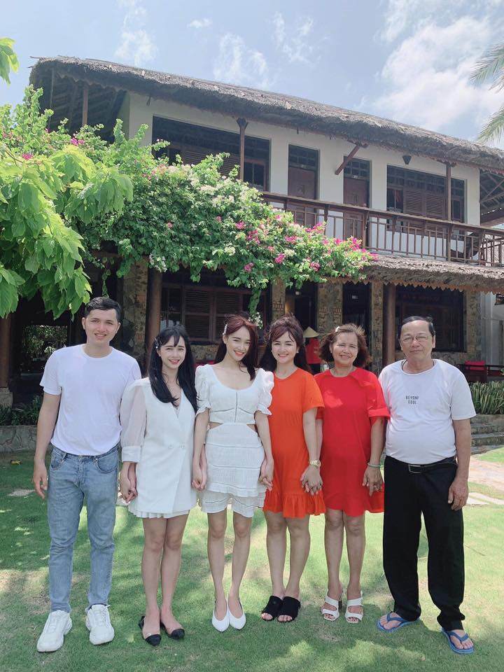 Nhã Phương luôn được bố mẹ và chị em đồng hành trong cuộc sống và công việc.
