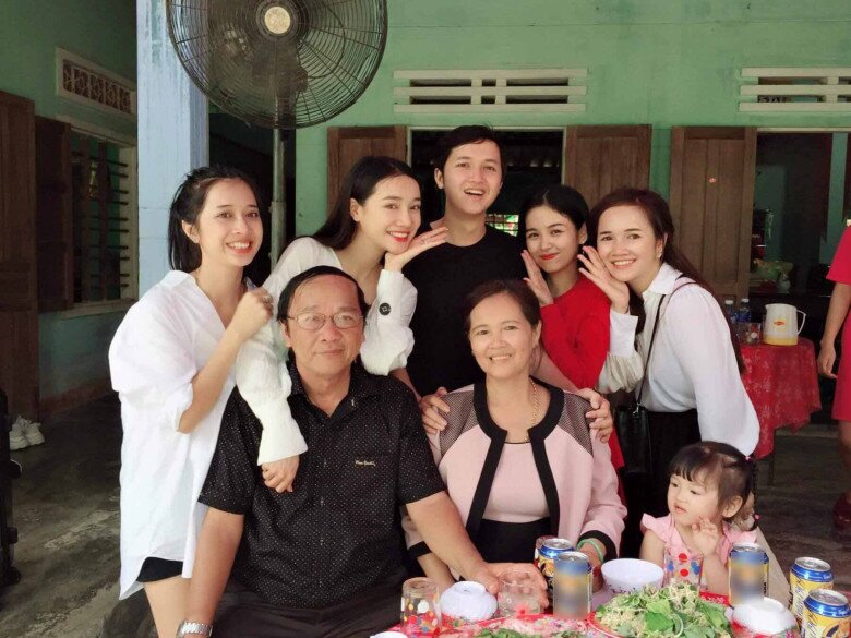 Gia đình đông thành viên của Nhã Phương.