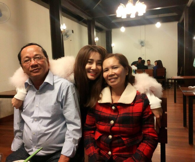 Diễn viên Nhã Phương bên bố mẹ ruột.