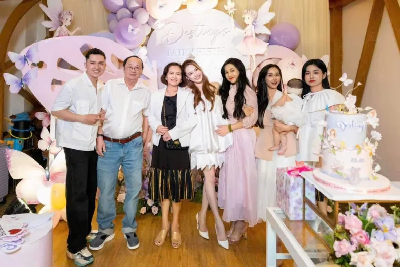 Các chị em của Nhã Phương đều thành tài, có cuộc sống viên mãn.