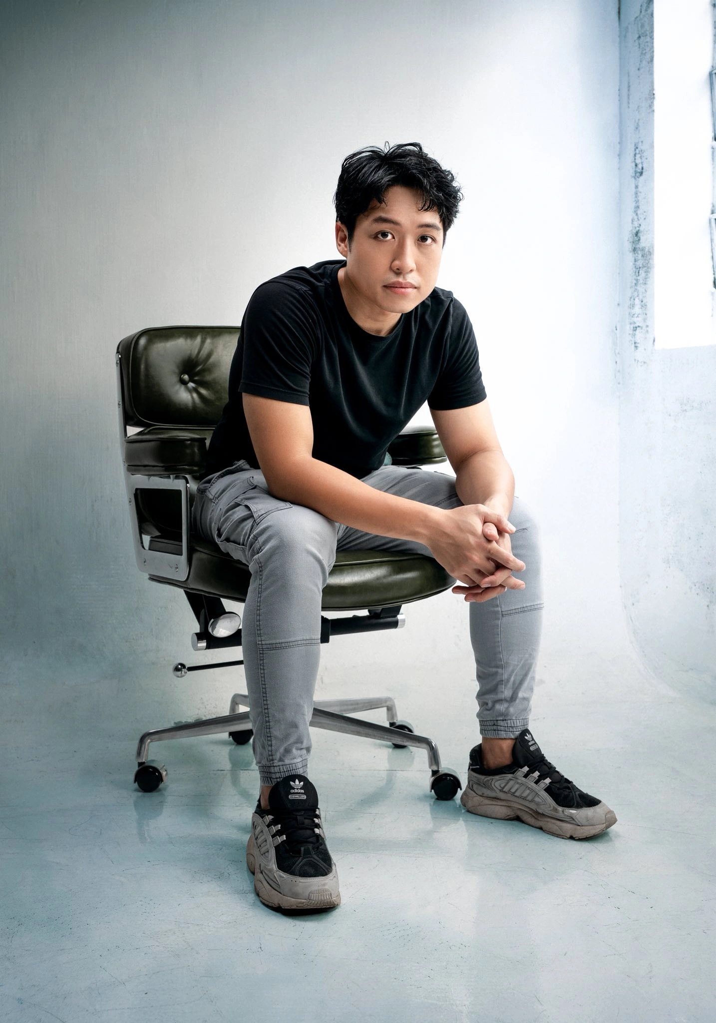 Khôi Nguyên có thành tích học tập tốt, từng làm đạo diễn nhiều phim ở Mỹ.