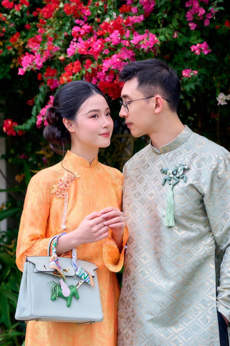 Trải qua 2 năm hôn nhân, thiếu gia Minh Đạt vẫn giữ đúng một ánh mắt dành cho bà xã.