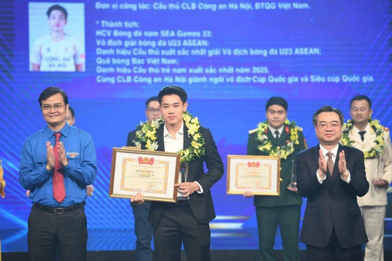 Nam cầu thủ quê Nghệ An được trao tặng danh hiệu Gương mặt trẻ Việt Nam tiêu biểu 2025.