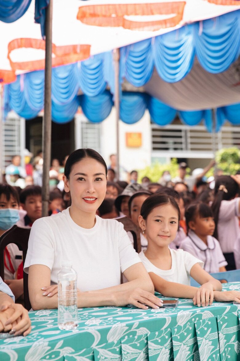 Hoa hậu Hà Kiều Anh cùng con gái tham gia các hoạt động thiện nguyện.