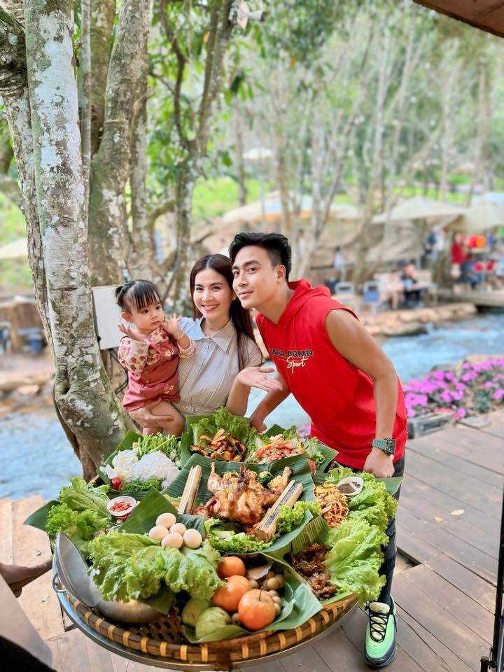 Vợ chồng Kha Ly và Thanh Duy dạy cho ái nữ sống tự lập từ khi còn bé xíu.