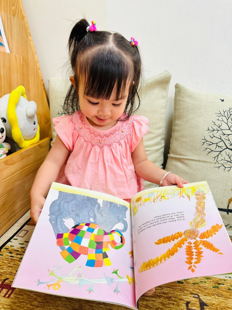 Bé Lita cực ngoan ngoãn, vui vẻ khi được đi học mẫu giáo sớm.