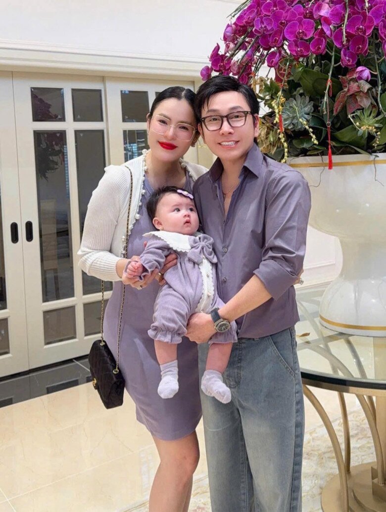 Vợ chồng Hoa hậu Phương Lê nuôi con thuận theo tự nhiên.