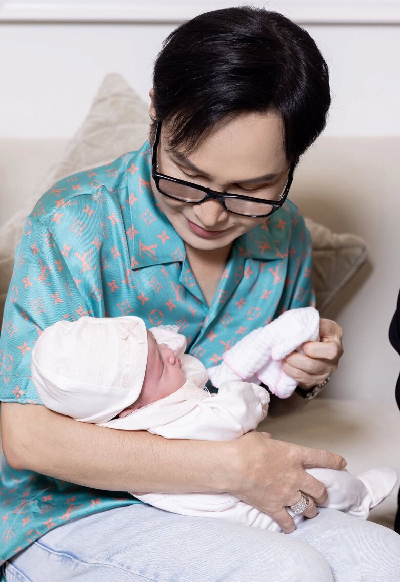 Hoa hậu Phương Lê hạnh phúc khi thấy ông xã chăm sóc ái nữ.