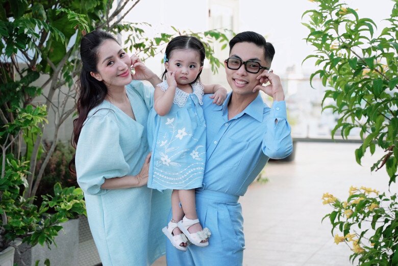 Bé Lisa được nhận xét như “bản sao” của Phan Hiển, được cả nhà yêu thương hết mực.