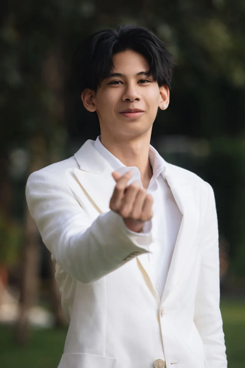 Con trai Hà Kiều Anh được khen nam tính, điển trai.