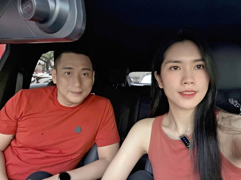 Vợ chồng Minh Tiệp hồi hộp, ngồi trên xe chờ đợi con gái đi thi tuyển sinh vào lớp 10.