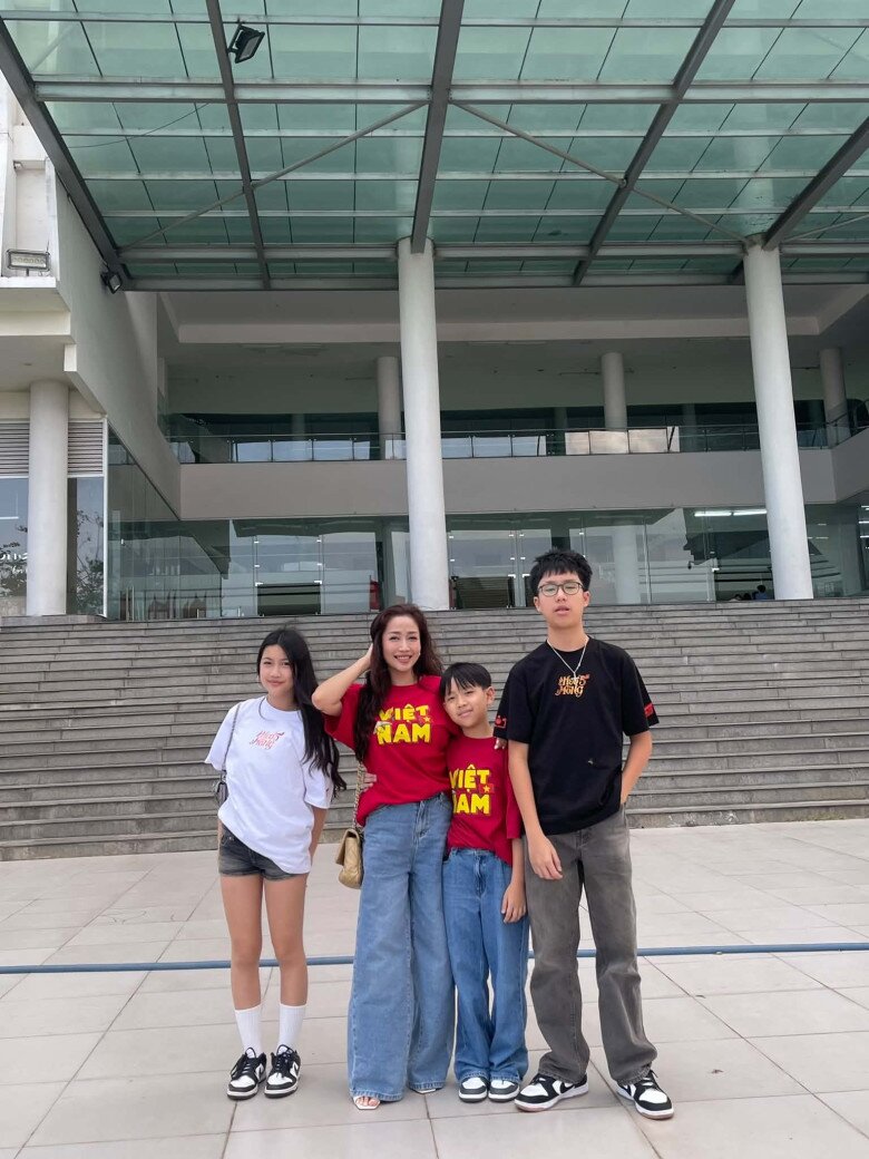 Các con của nữ nghệ sĩ nhập học trở lại tại 1 trường quốc tế ở TP HCM.