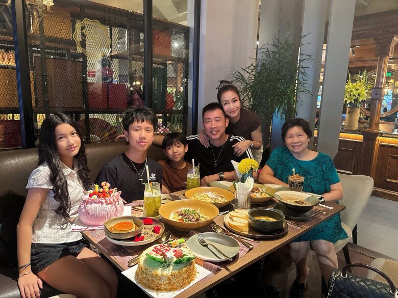 Gia đình Ốc Thanh Vân thường xuyên khoe những khoảnh khắc đoàn tụ hạnh phúc.