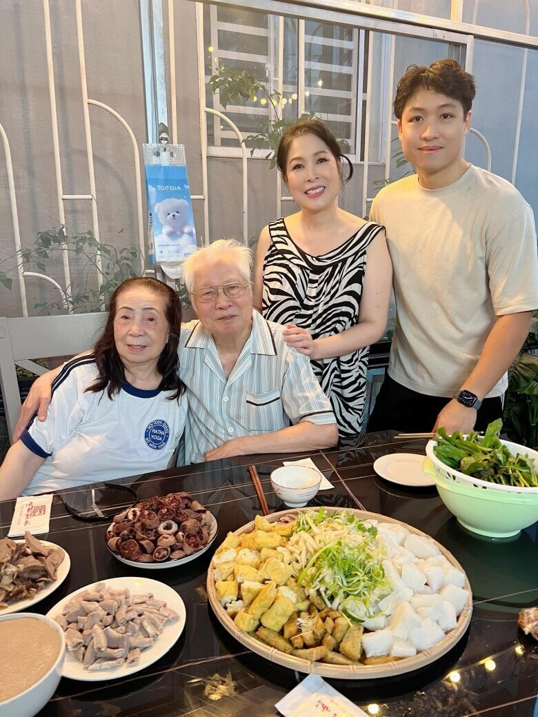 Khôi Nguyên thường xuyên xuất hiện cùng NSND Hồng Vân và người thân.