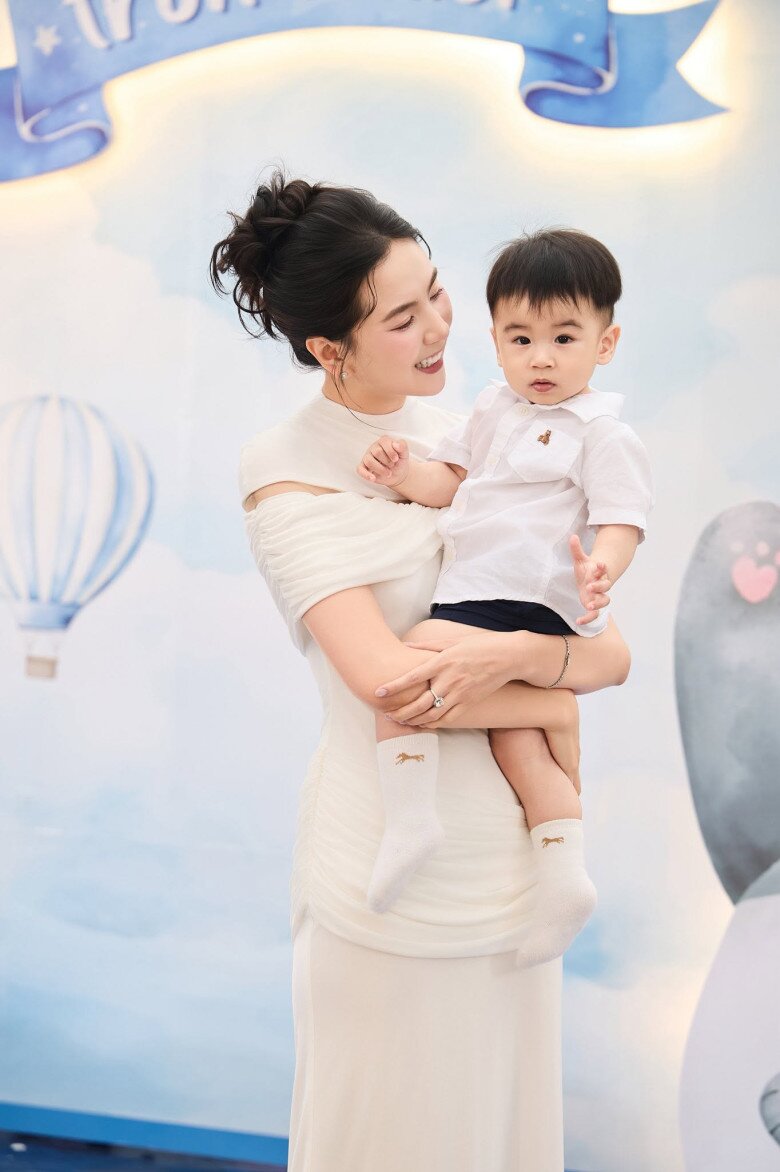 Nữ MC được khán giả khen ngợi nuôi con khéo léo, khoa học.