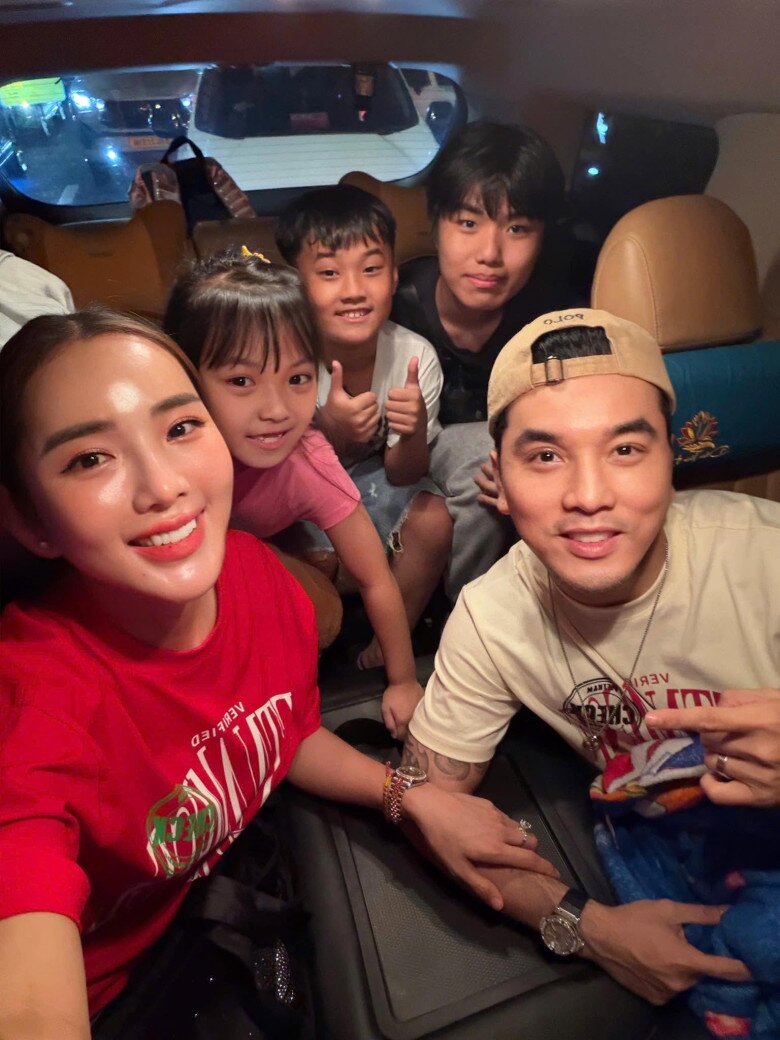 Con trai riêng của Kim Cương về Việt Nam thăm gia đình sau gần 1 năm du học Mỹ.