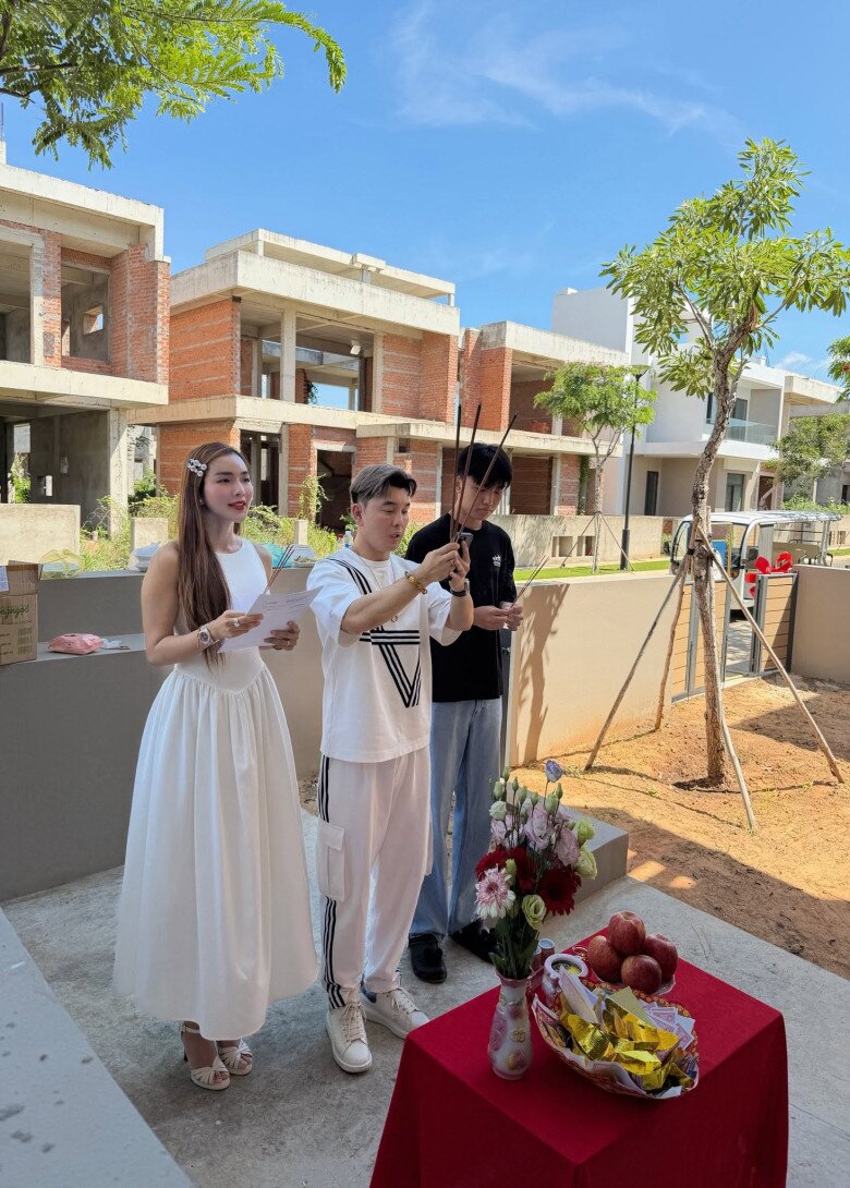 Con trai Kim Cương cùng bố mẹ đi nhận bàn giao nhà.