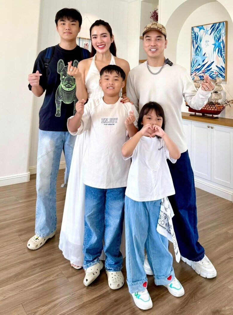 Gia đình hạnh phúc của Kim Cương và Ưng Hoàng Phúc.