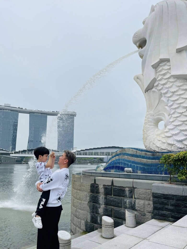 Nam ca sĩ thường xuyên đưa bé Polo đi du lịch khắp nơi.