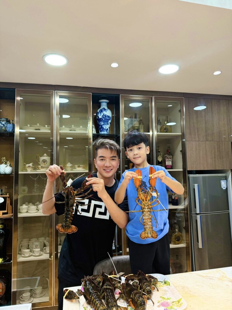 Đàm Vĩnh Hưng được khen ngợi nuôi dạy con trai khéo léo.