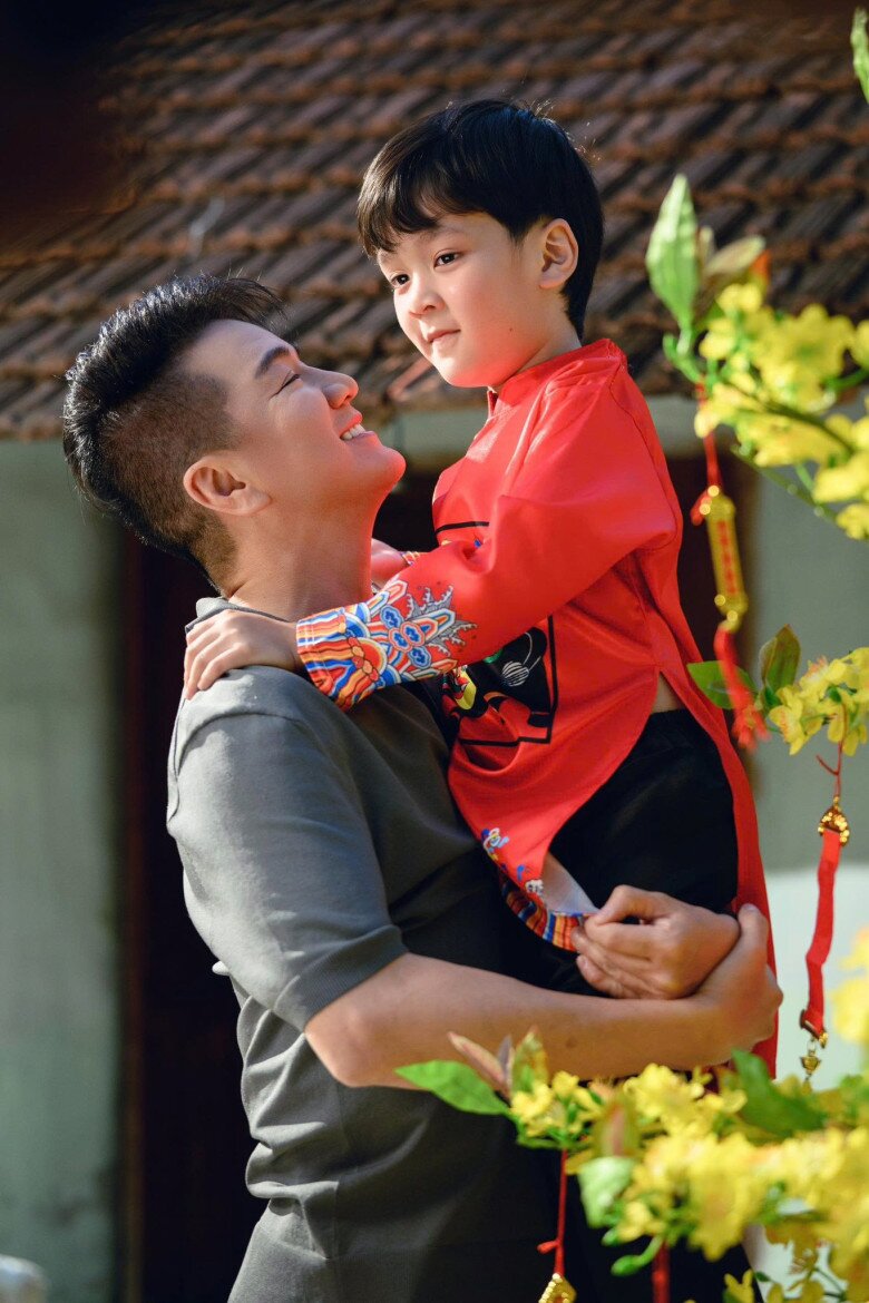 “Ông hoàng nhạc Việt” thường để con trai đồng hành với mình trong cuộc sống, công việc.