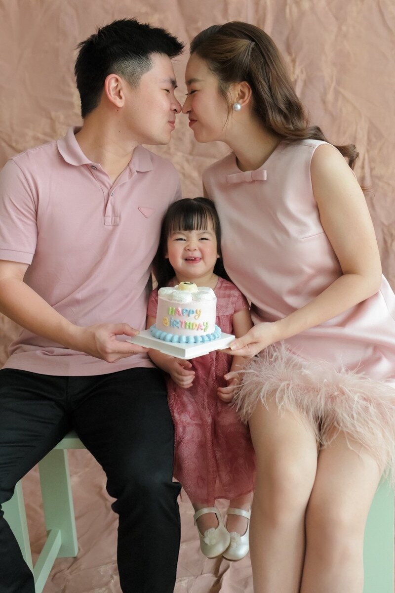 Hoa hậu Mỹ Linh nhiều lúc đứng hình vì không biết giải thích ra sao với những câu hỏi của con gái.
